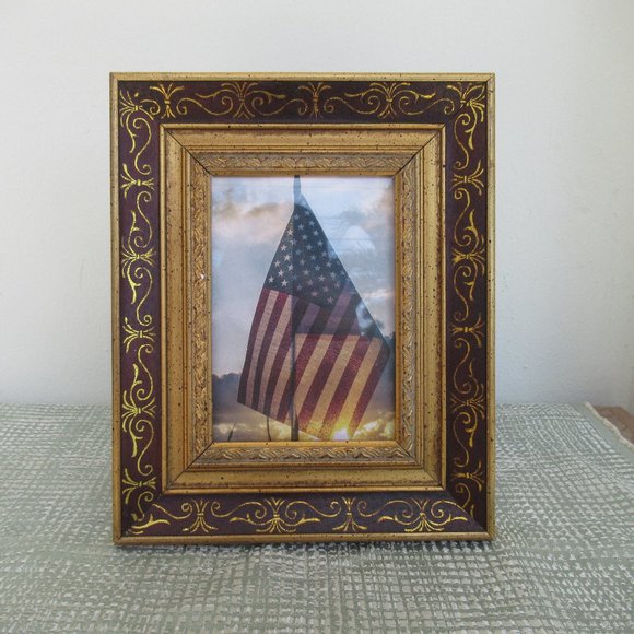 Beautiful Vintage Ornated Wood Picture Gilt Frame 9" x 11" for a 5" x 7" Picture - Picture 2 of 8